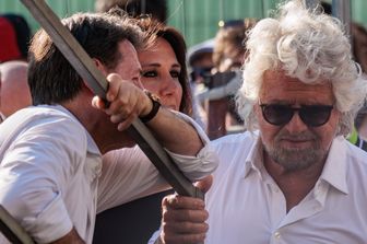 Conte e Grillo a una manifestazione contro la precarietà