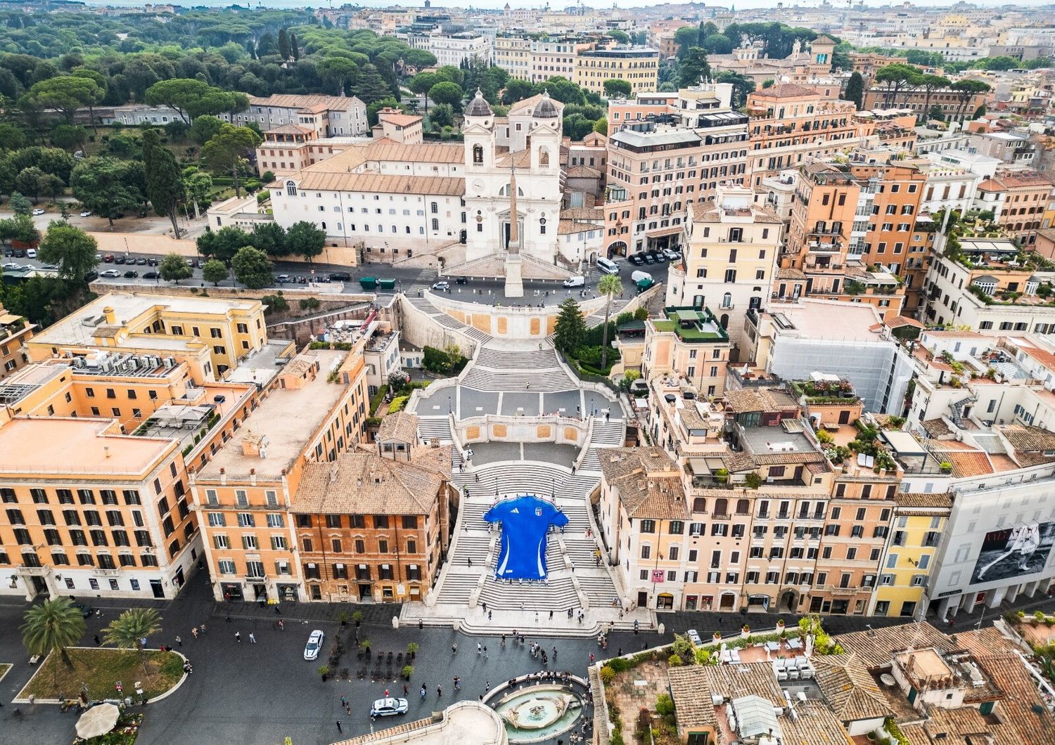 maglia azzurra gigante su piazza di spagna