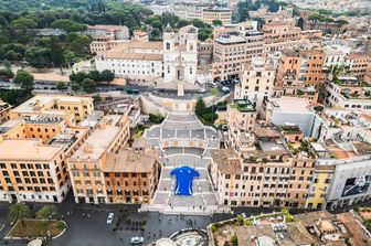 maglia azzurra gigante su piazza di spagna