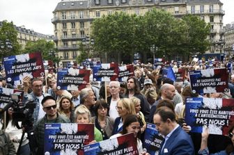 Parigi, manifestanti dopo lo stupro di gruppo a una 12 enne ebrea a Courbevoie