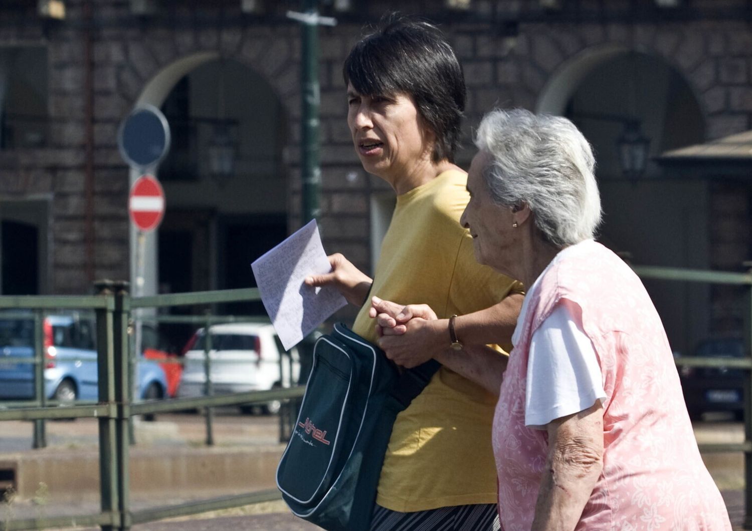 &nbsp;Una badante con la sua assistita