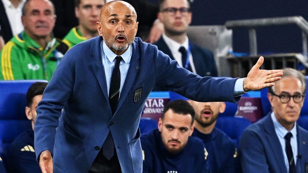 Uno sconsolato Spalletti tenta di far reagire l'Italia