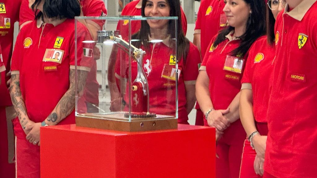 L'omaggio dei dipendenti Ferrari al presidente della Repubblica Sergio Mattarella