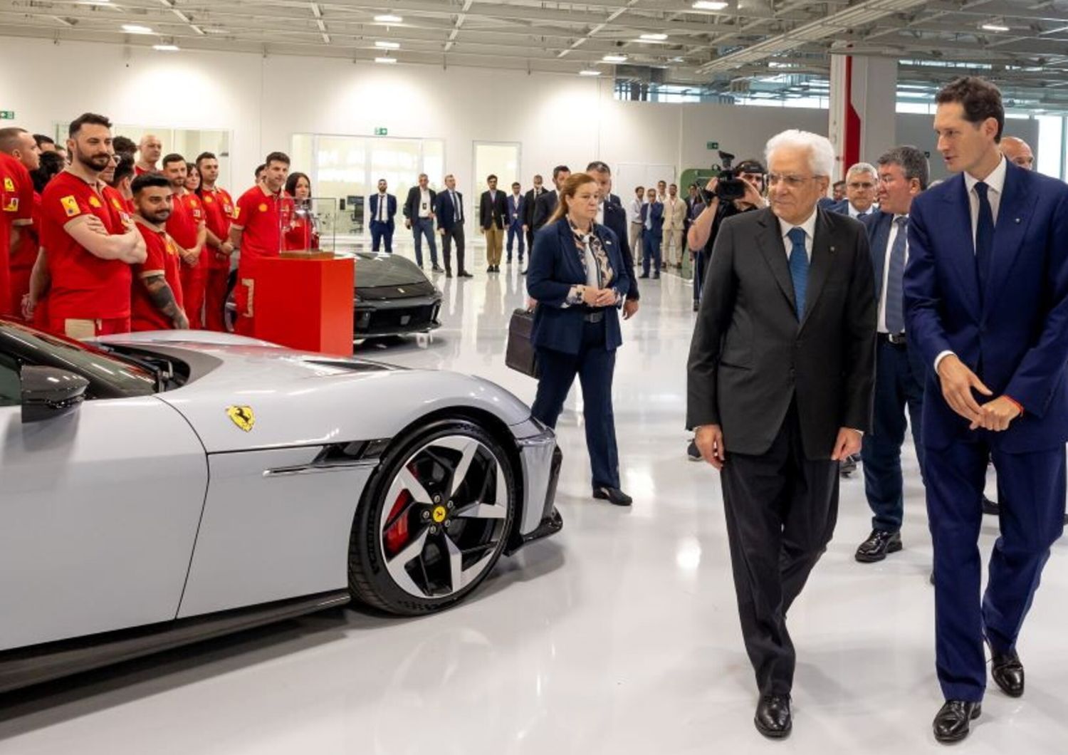Il presidente di Ferrari John Elkann mostra al capo dello Stato Sergio Mattarella alcuni modelli della Scuderia