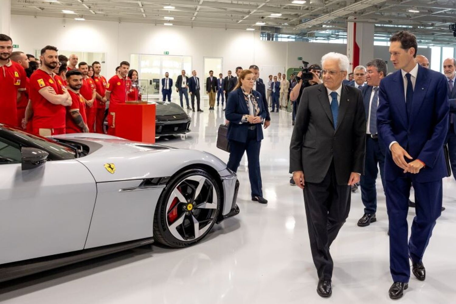 Il presidente di Ferrari John Elkann mostra al capo dello Stato Sergio Mattarella alcuni modelli della Scuderia