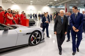 Il presidente di Ferrari John Elkann mostra al capo dello Stato Sergio Mattarella alcuni modelli della Scuderia