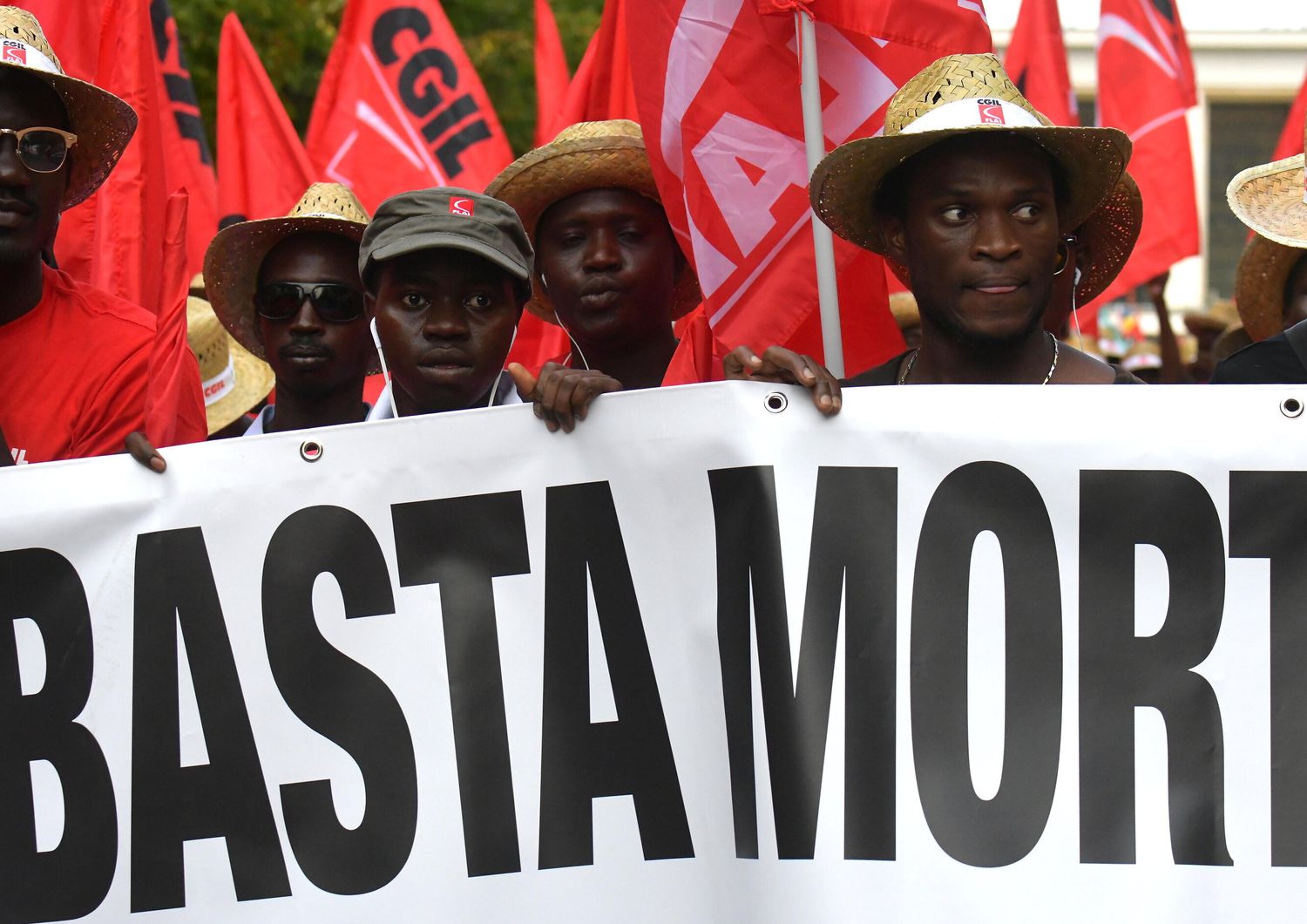 bracciante morto i sindacati in piazza per dire stop al caporalato