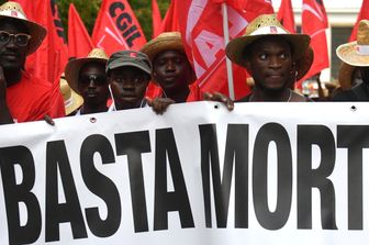 bracciante morto i sindacati in piazza per dire stop al caporalato