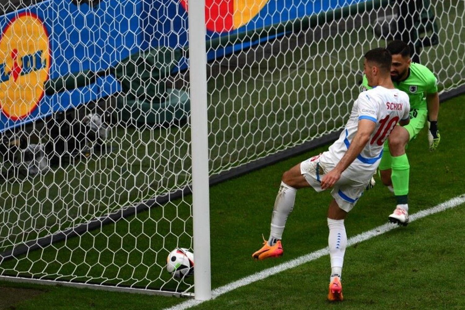 L'attaccante della Repubblica Ceca Patrik Schick calcia in rete il pallone dell'1-1