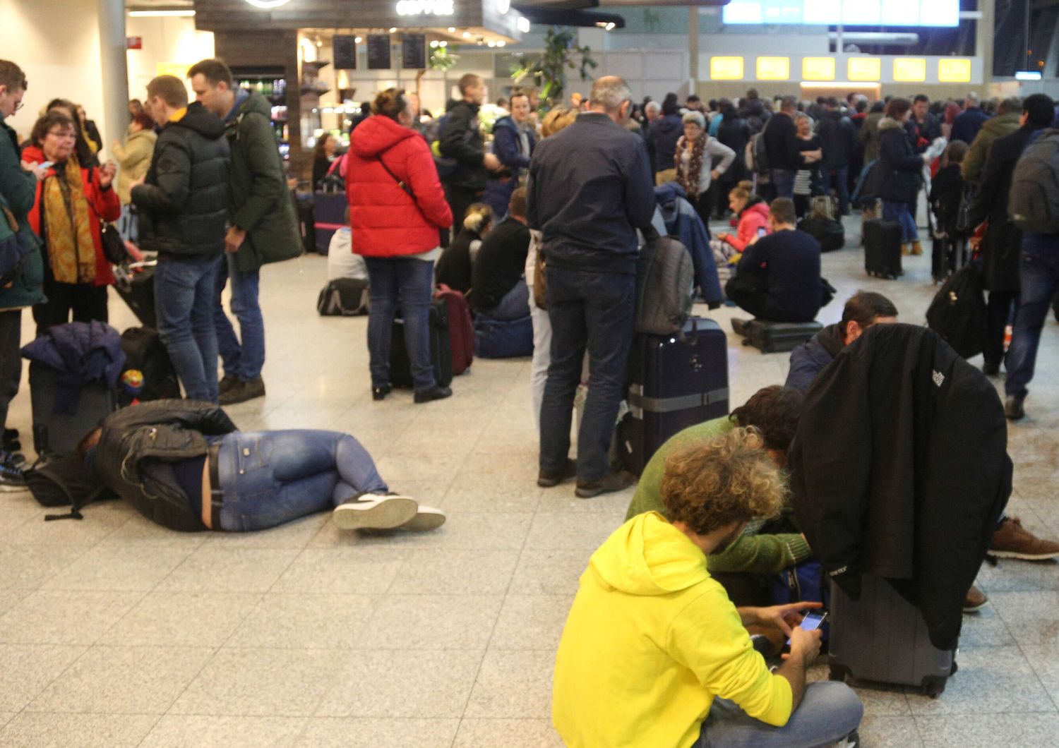 blackout aeroporto manchester voli cancellati