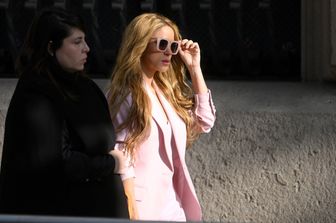 Shakira esce dal tribunale a Barcellona