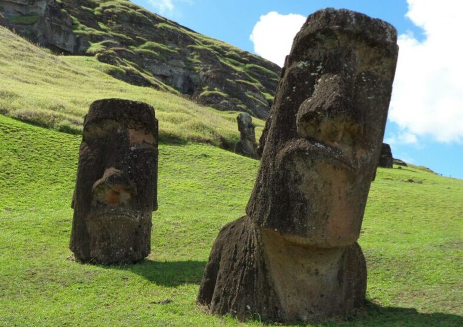 Centinaia di enormi statue di pietra conosciute come moai, costruite dai residenti precedenti, sono considerate come prova di una popolazione un tempo molto più numerosa