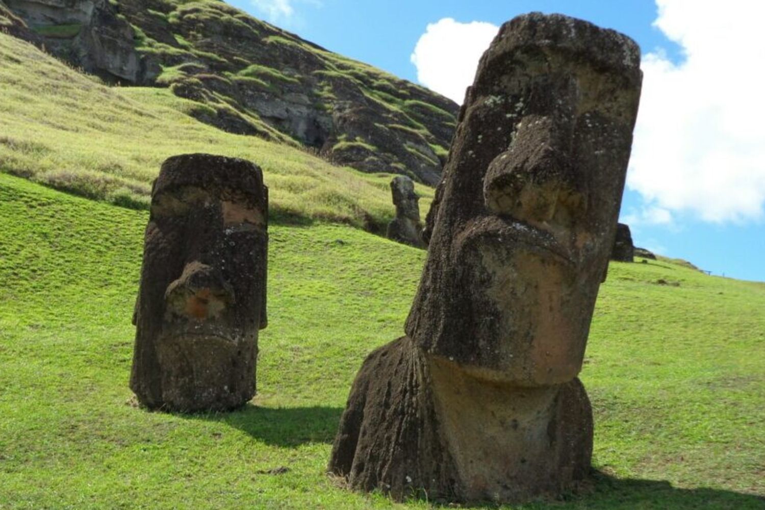 Centinaia di enormi statue di pietra conosciute come moai, costruite dai residenti precedenti, sono considerate come prova di una popolazione un tempo molto più numerosa