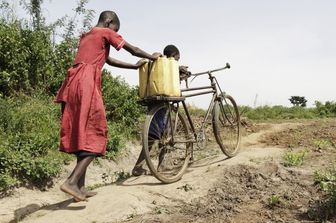 Una mamma e un bambino in Uganda. La fatica per l’accesso all’acqua