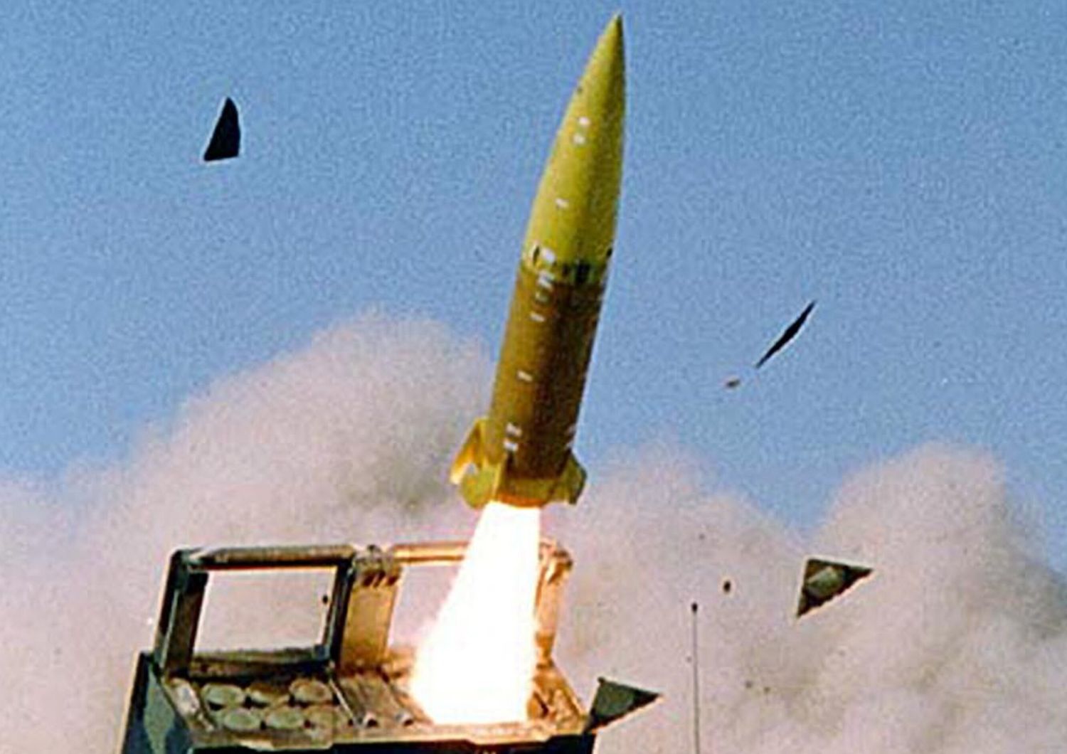 Atacms ракета. Баллистические ракеты atacms. Сбитые ракеты atacms. Mgm-140 atacms. Дальнобойные ракеты atacms.