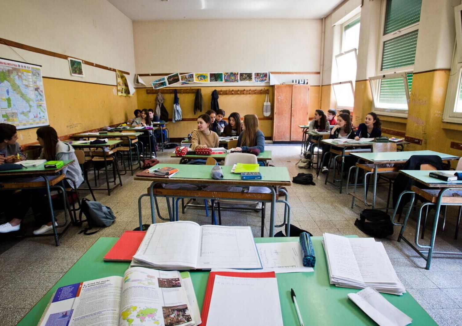 Alunni sui banchi di scuola