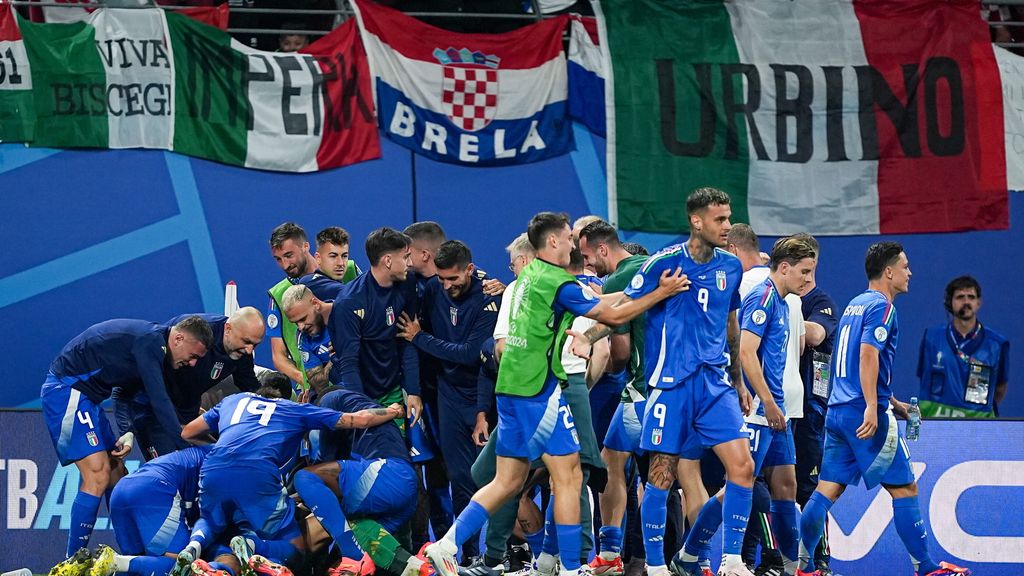 Gli azzurri in festa dopo il gol dell'1-1 con la Croazia