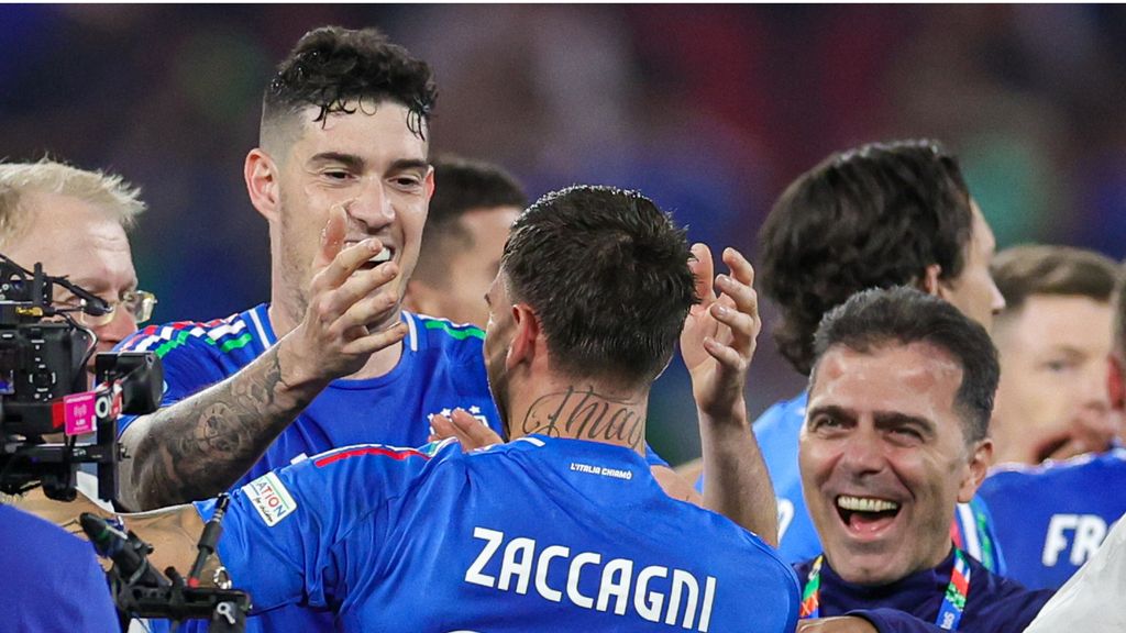 L'abbraccio tra Bastoni e Zaccagni