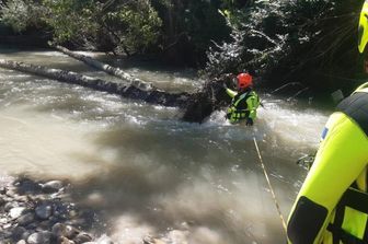 vigili fuoco educatrice bambini piena fiume&nbsp;