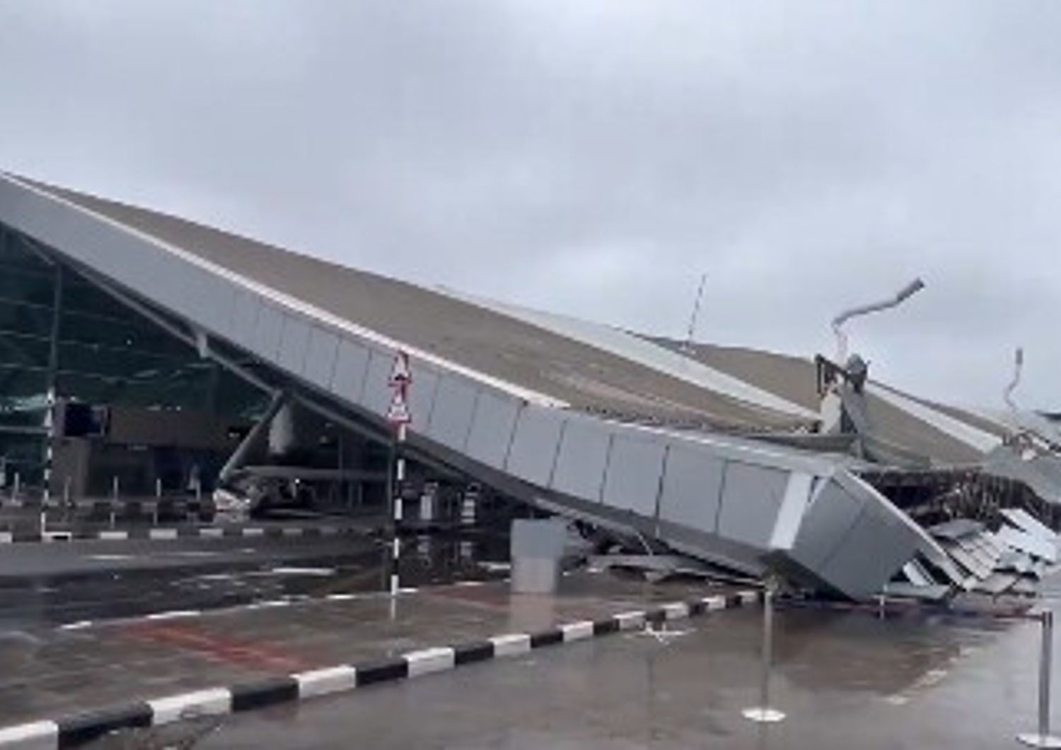 crolla tetto aeroporto nuova delhi morto feriti video