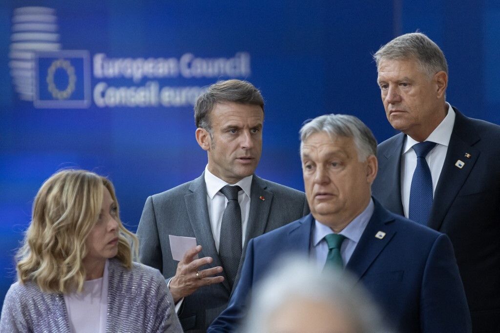 Giorgia Meloni, primo ministro italiano, a colloquio con Viktor Orban, primo ministro ungherese, accanto a Emmanuel Macron, presidente francese, e Klaus Werner Iohannis, presidente rumeno