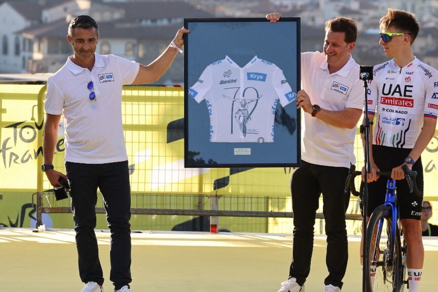 Il corridore sloveno dell'UAE Team Emirates Tadej Pogacar parteciperà al 111° Tour de France. La presentazione a Firenze