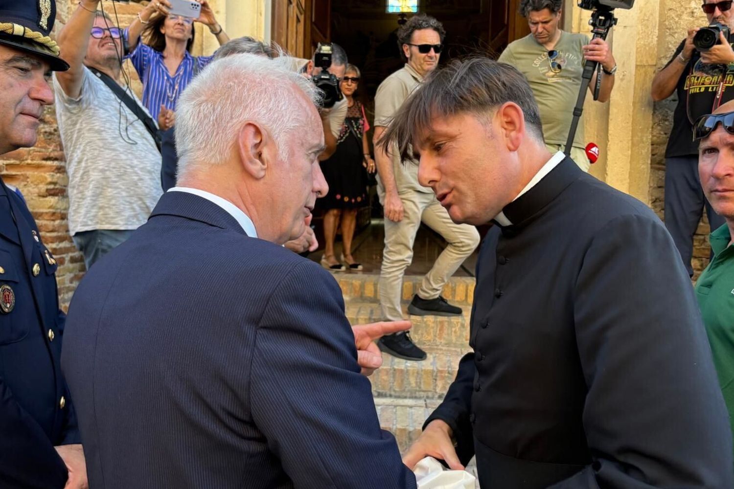 Anche don Antonio Coluccia ai funerali di Thomaas