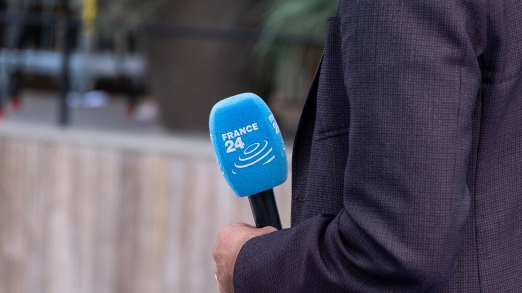 Reporter de la chaîne de télévision France 24 au travail