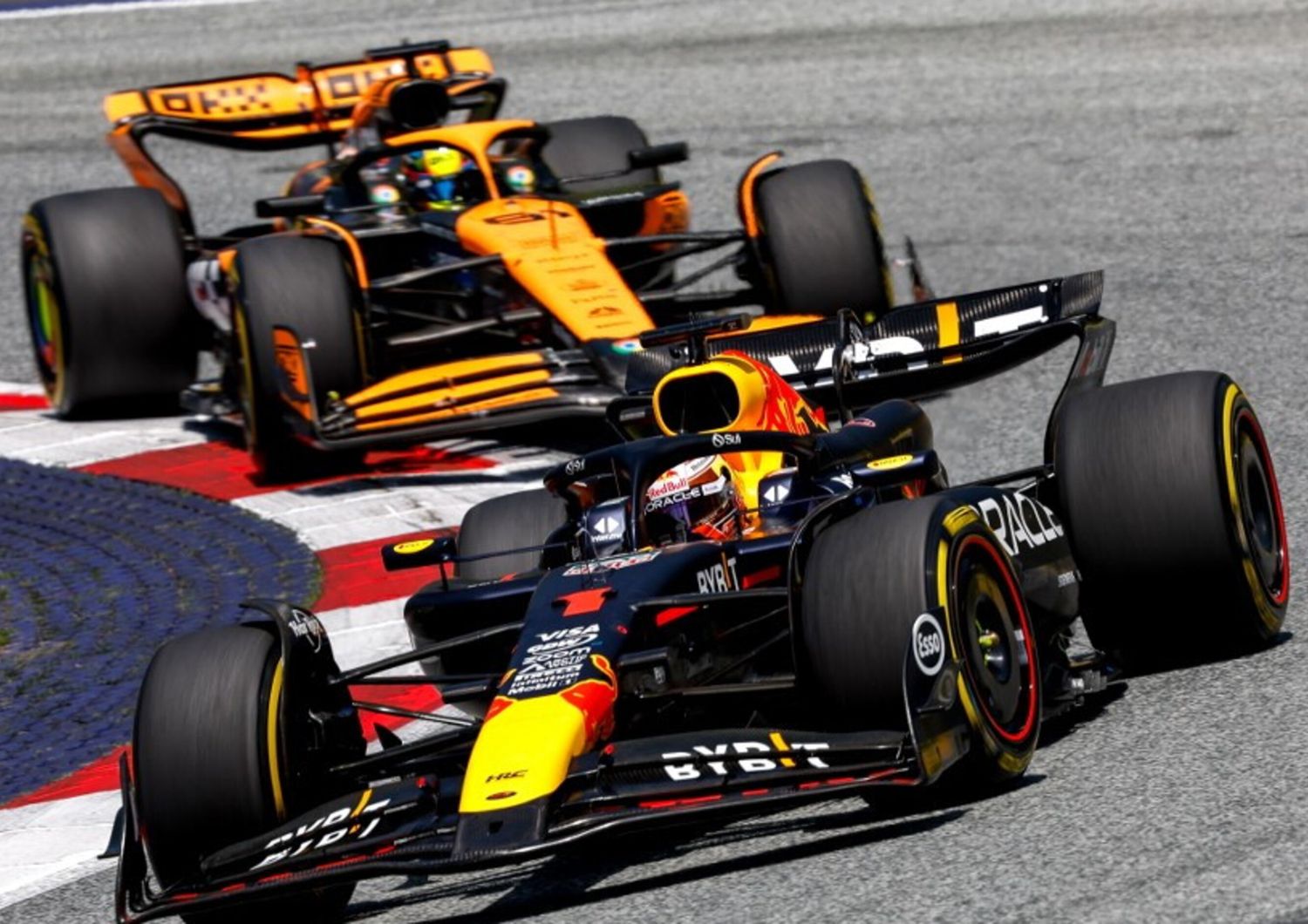 Verstappen in testa seguito da Piastri