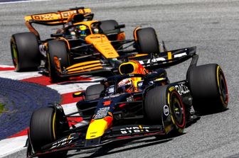 Verstappen in testa seguito da Piastri