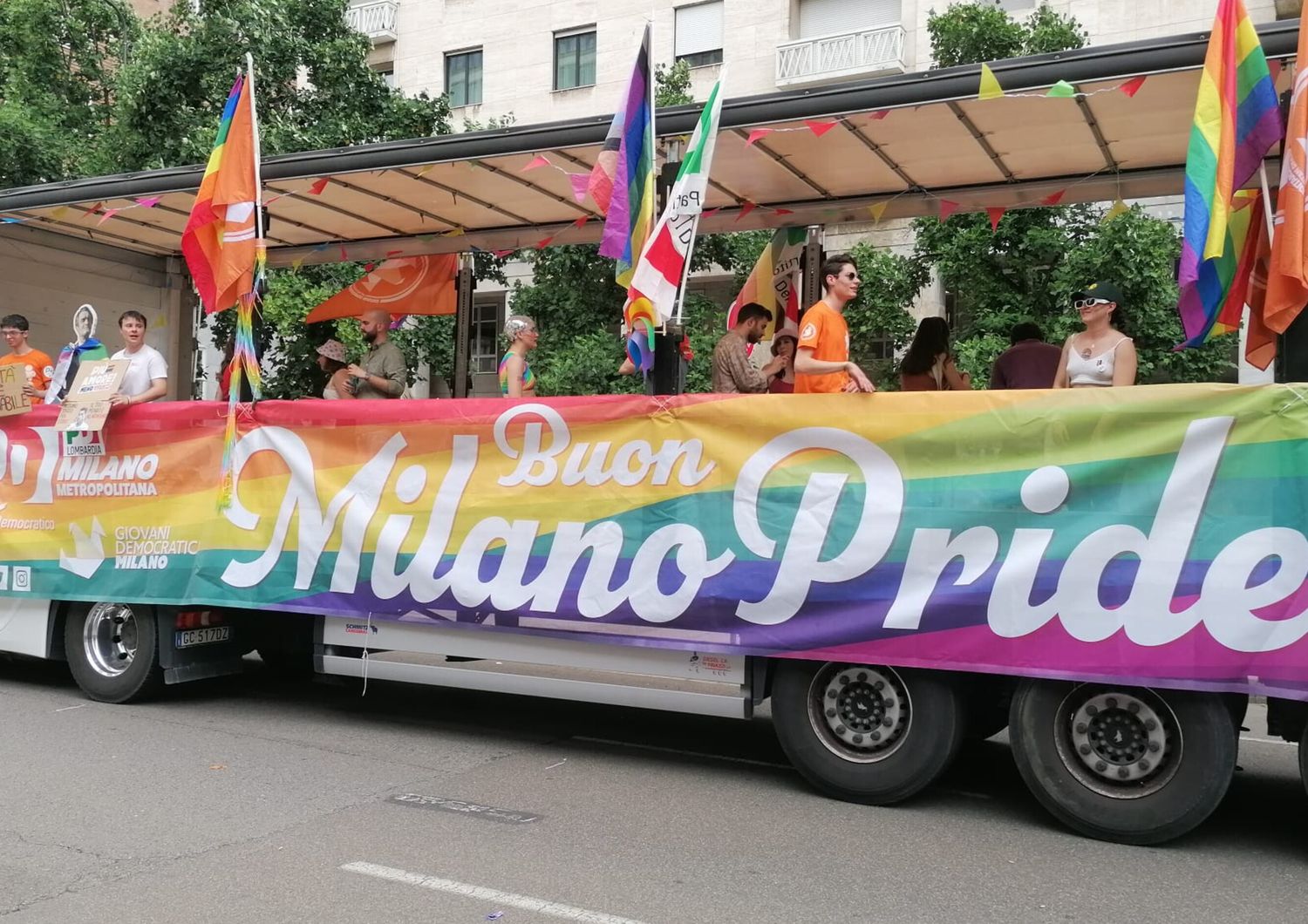 milano pride elly schlein presente a parata