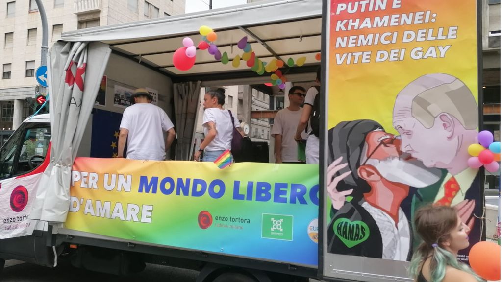 "Liber* di essere", al via la parata del Milano Pride. Schlein, "Italia  indietro sui diritti lgbt"