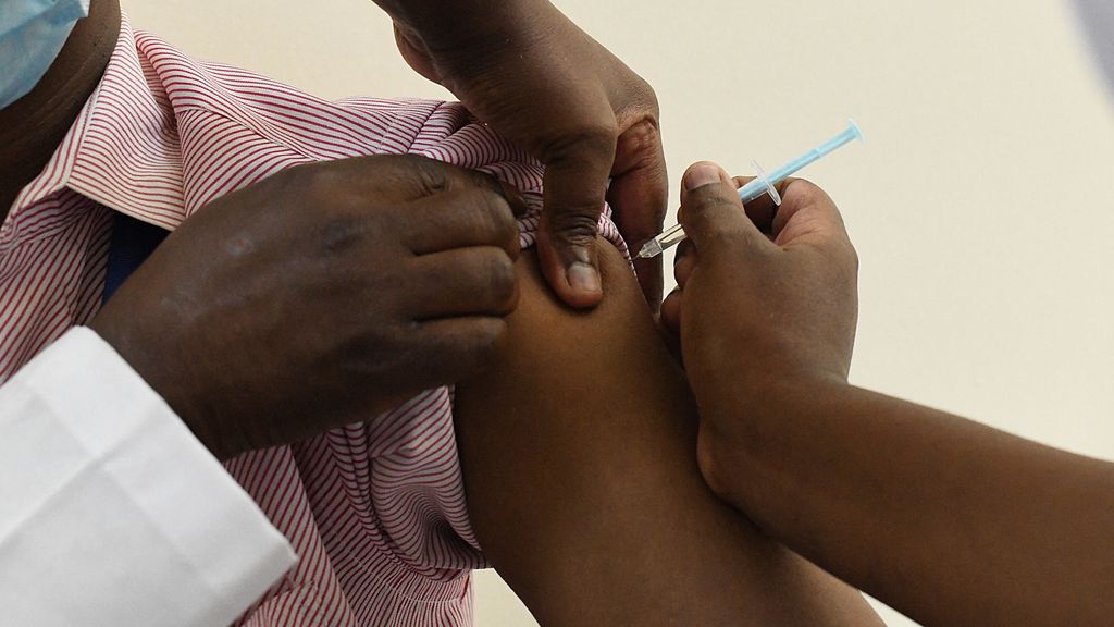 Un agent de santé kenyan reçoit une dose du vaccin