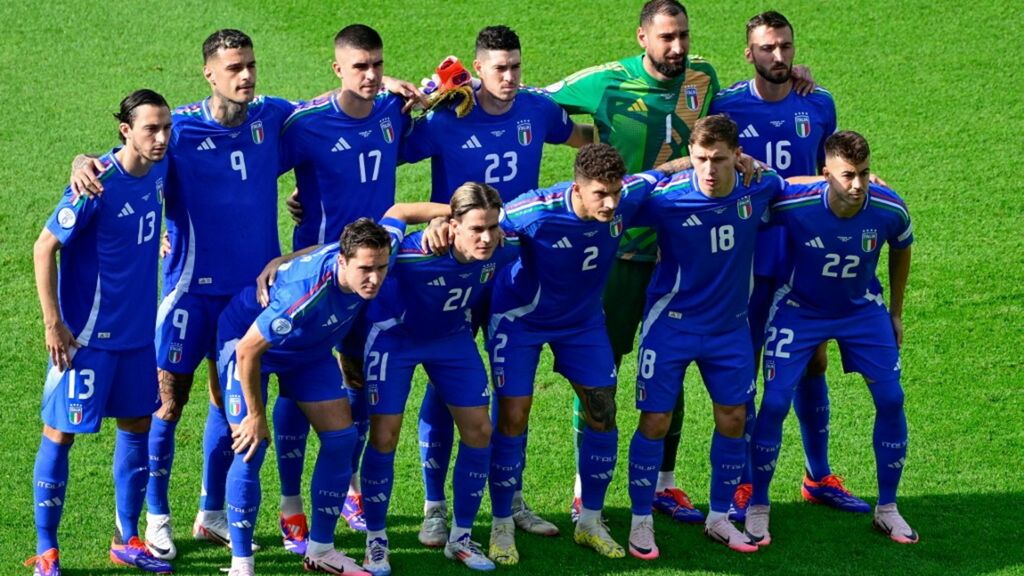 Gli azzurri in campo prima del match con la Svizzera
