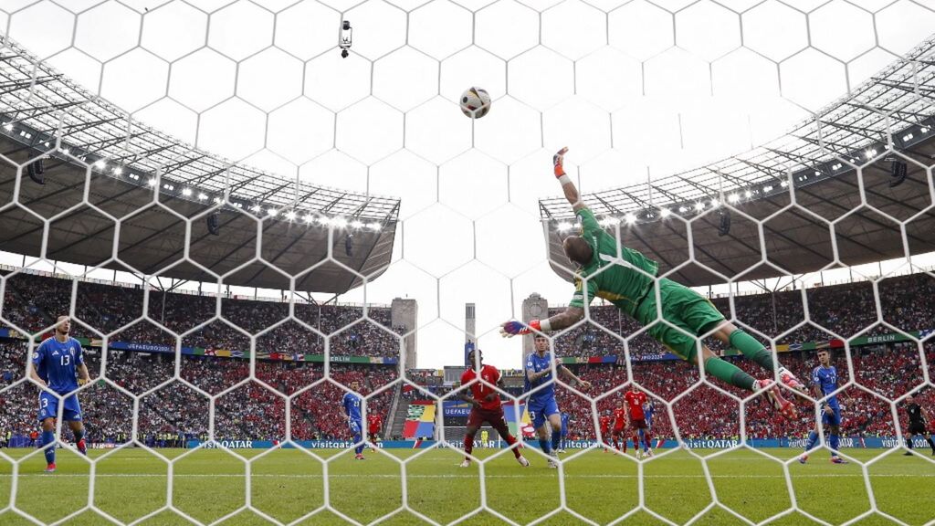 Donnarumma nulla può sul tiro di Vargas. Svizzera-Italia 2-0 dopo un minuto della ripresa