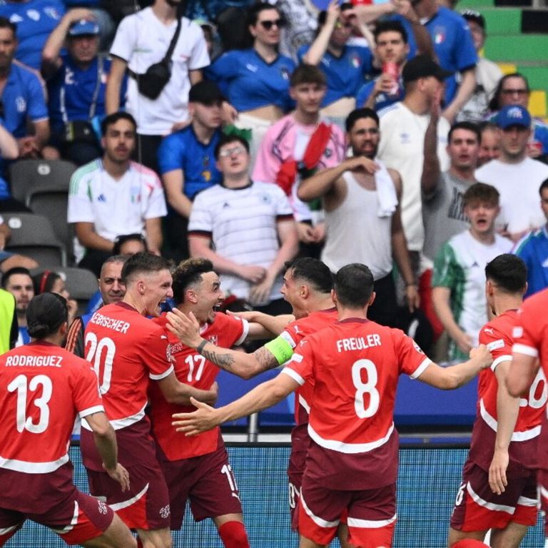 Giocatori della Svizzera in festa dopo il 2-0 all'Italia