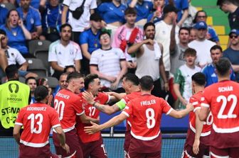 Giocatori della Svizzera in festa dopo il 2-0 all'Italia