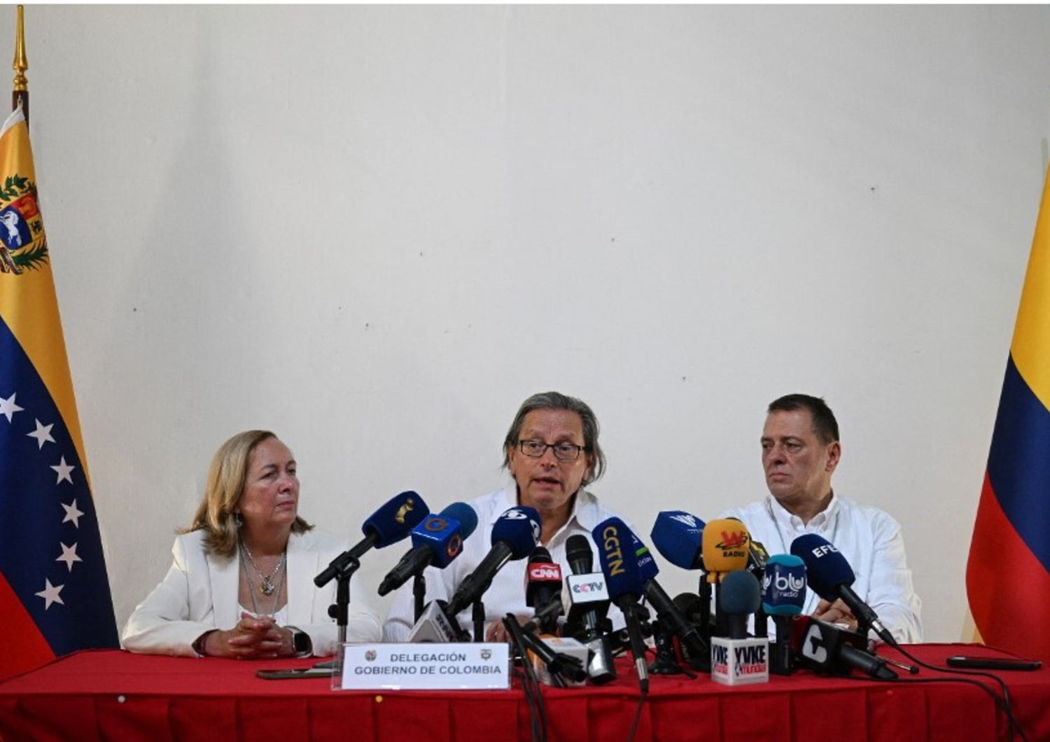 I membri della delegazione governativa colombiana Armando Novoa, Gloria Arias e Tulio Gomez in conferenza stampa per l'inaugurazione dei colloqui di pace tra il governo colombiano e il gruppo dissidente delle FARC Segunda Marquetalia a Caracas il 23 giugno 2024