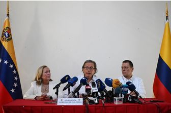 I membri della delegazione governativa colombiana Armando Novoa, Gloria Arias e Tulio Gomez in conferenza stampa per l'inaugurazione dei colloqui di pace tra il governo colombiano e il gruppo dissidente delle FARC Segunda Marquetalia a Caracas il 23 giugno 2024
