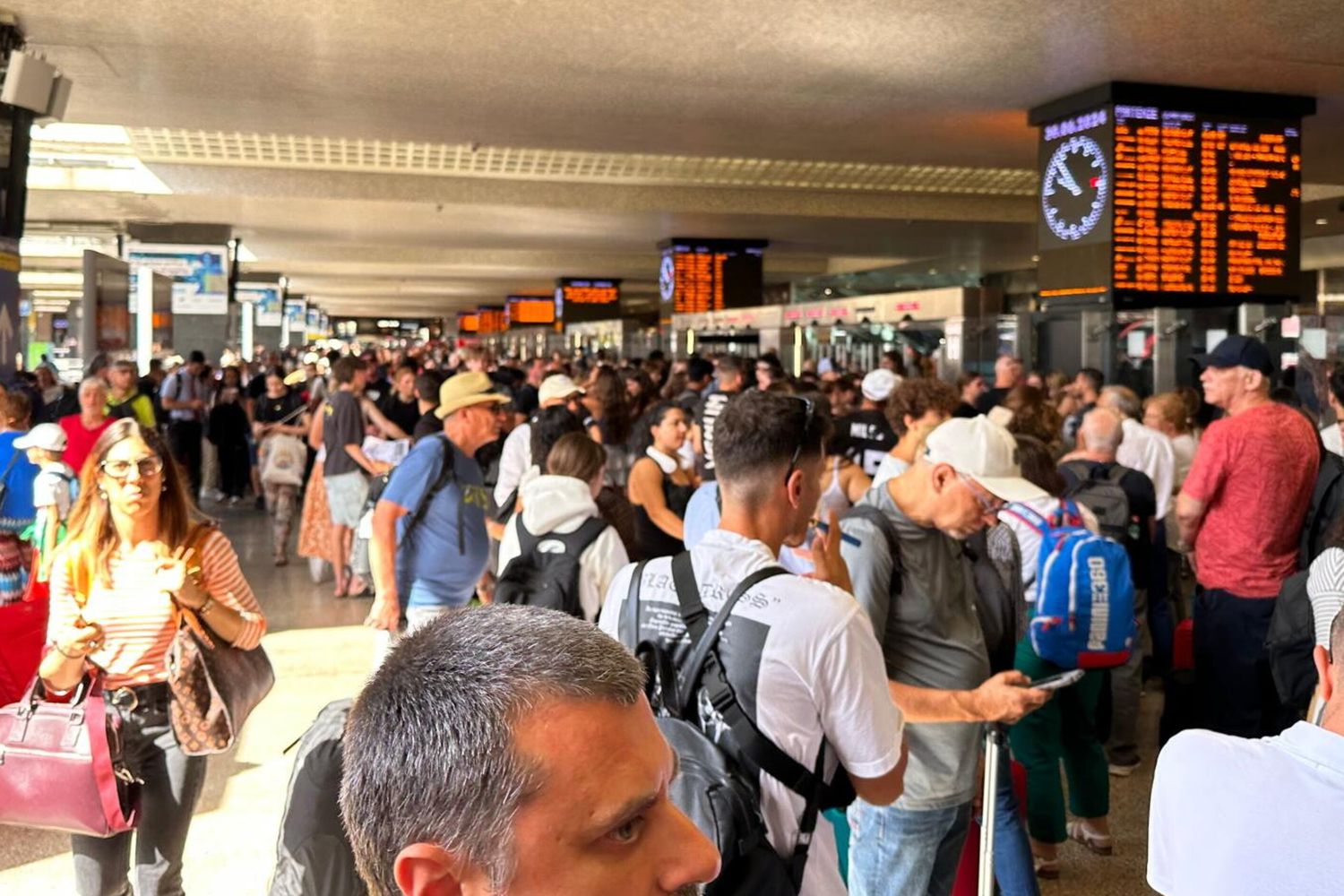 Viaggiatori in attesa di partire alla stazione Termini
