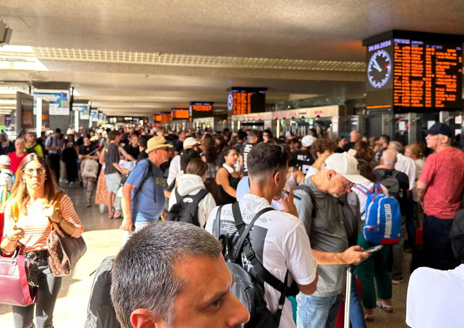 Viaggiatori in attesa di partire alla stazione Termini