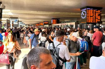 Viaggiatori in attesa di partire alla stazione Termini