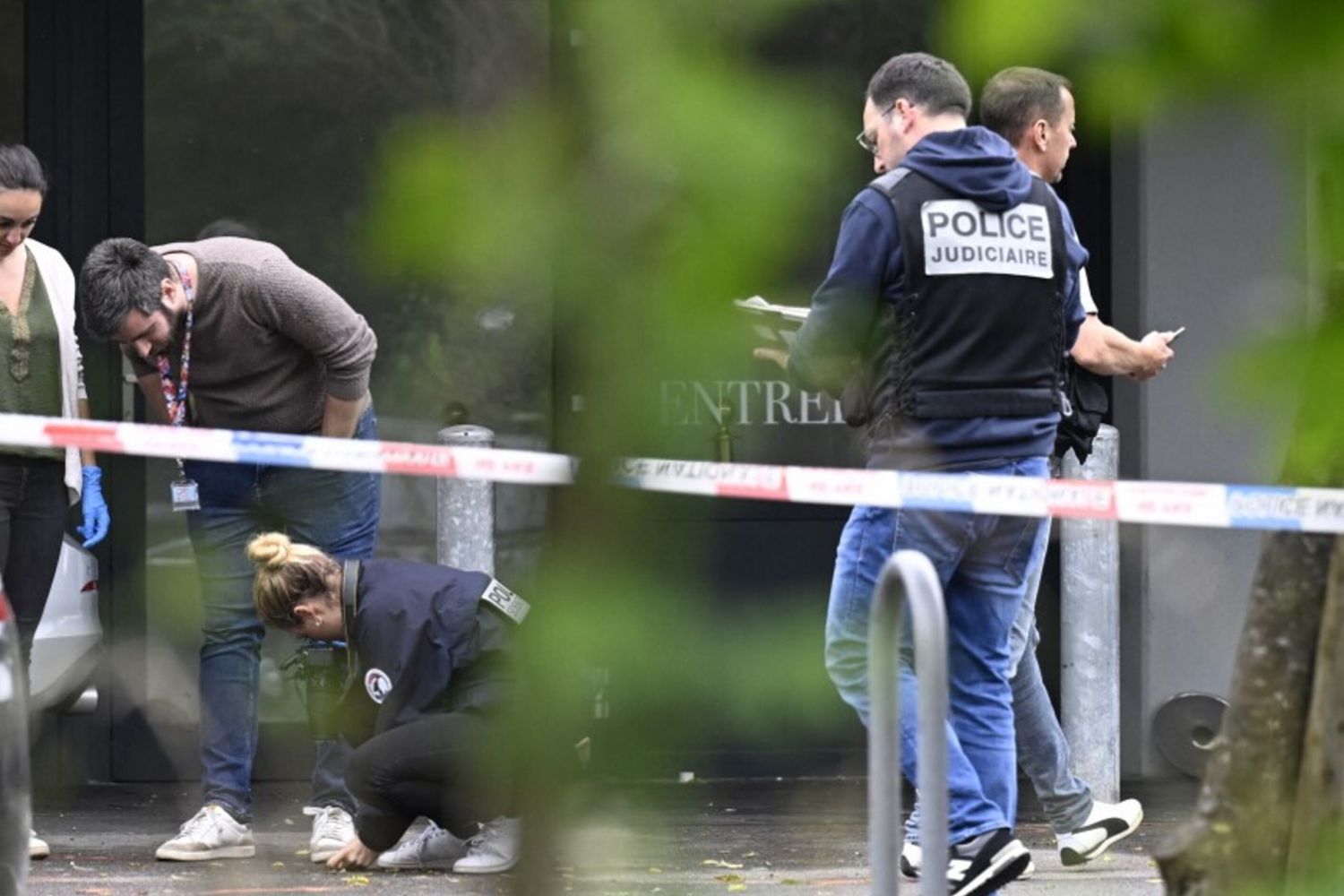 Gli agenti di polizia al lavoro sul luogo di una sparatoria avvenuta durante la notte a una festa di matrimonio a Thionville, nella Francia orientale, il 30 giugno 2024