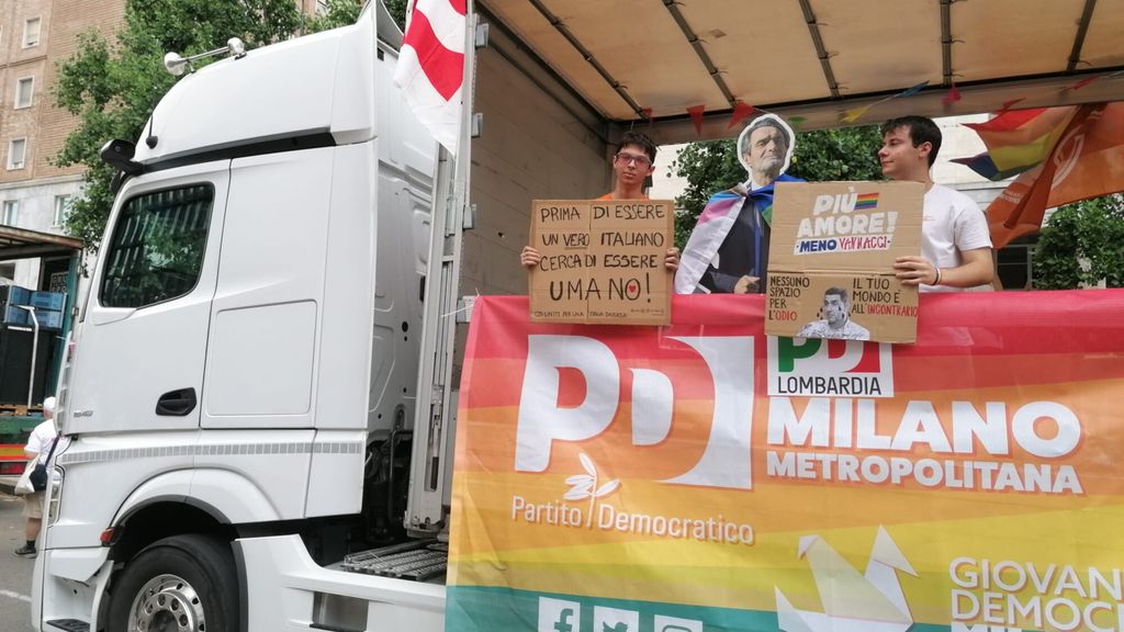 Il carro del Pd al Milano Pride