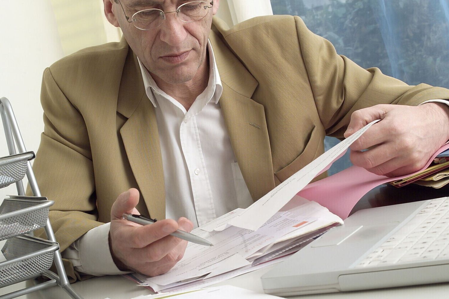 Fisco: un uomo compila i documenti delle tasse