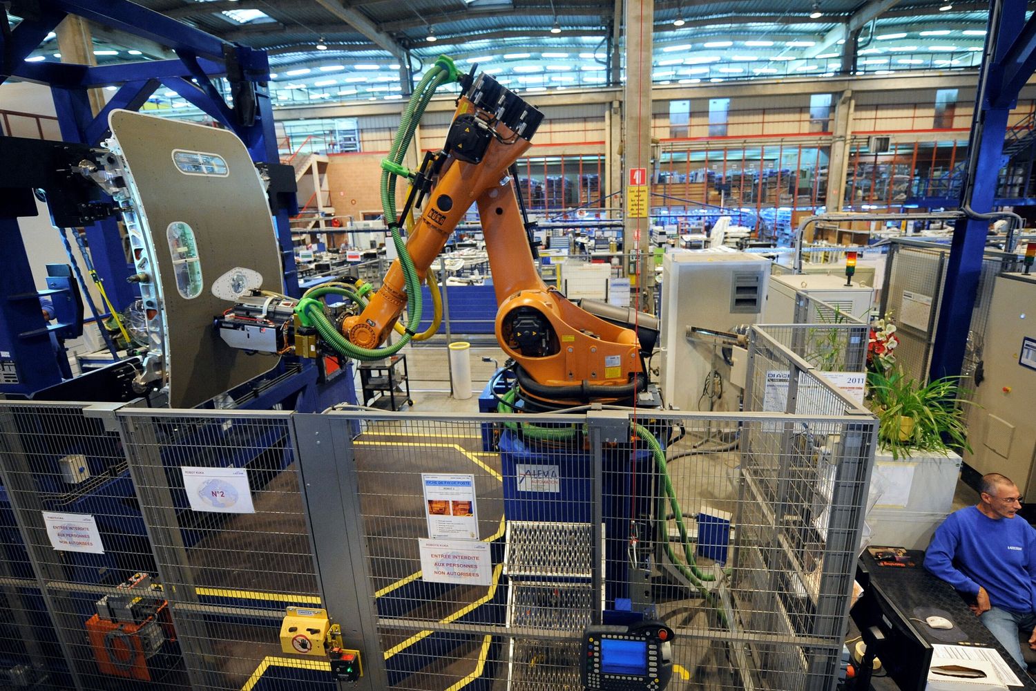 Uno stabilimento per l'installazione delle componenti degli aerei Boeing