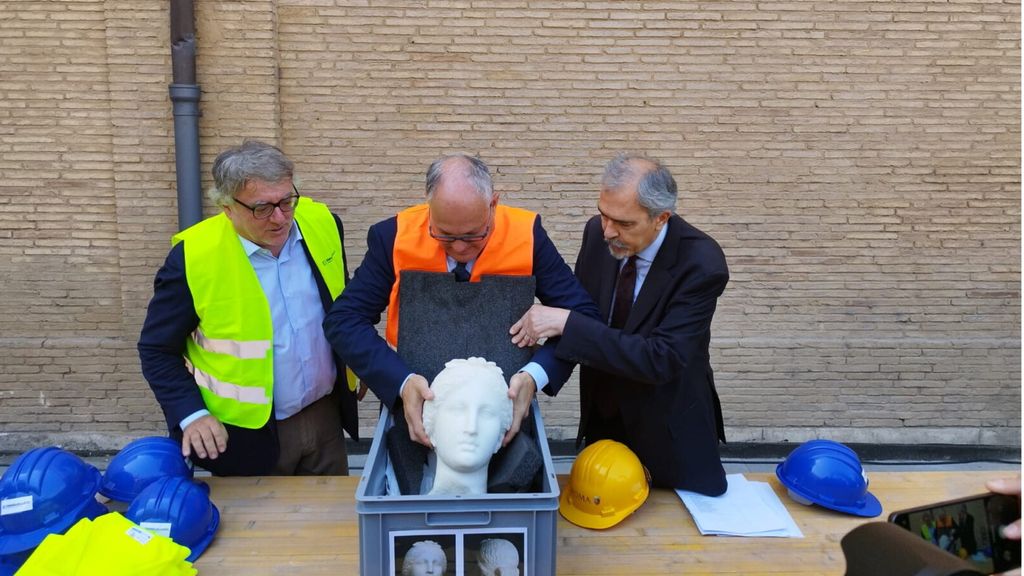 Il sindaco Gualtieri con una testa di Afrodite ritrovata durante gli scavi in piazza Augusto Imperatore