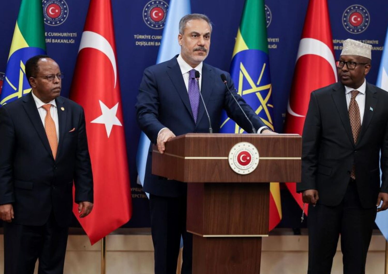 Le Ministre des Affaires étrangères  turc Fidan  avec les omologues éthiopien  et somalien