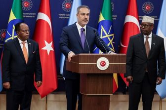 Le Ministre des Affaires étrangères  turc Fidan  avec les omologues éthiopien  et somalien