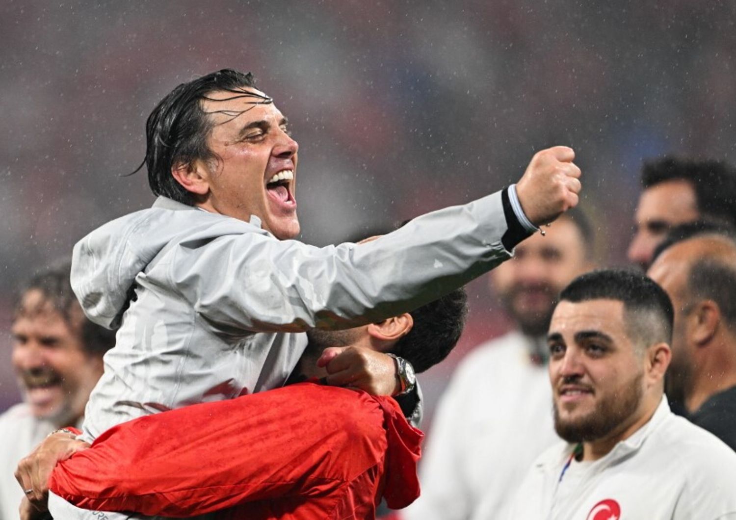 Il ct Montella festeggia con i suoi giocatori il passaggio della Turchia ai quarti di finale di Euro 2024